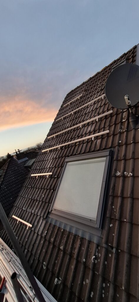 ANbringen der Trägerkonstruktion für Solarpaneele